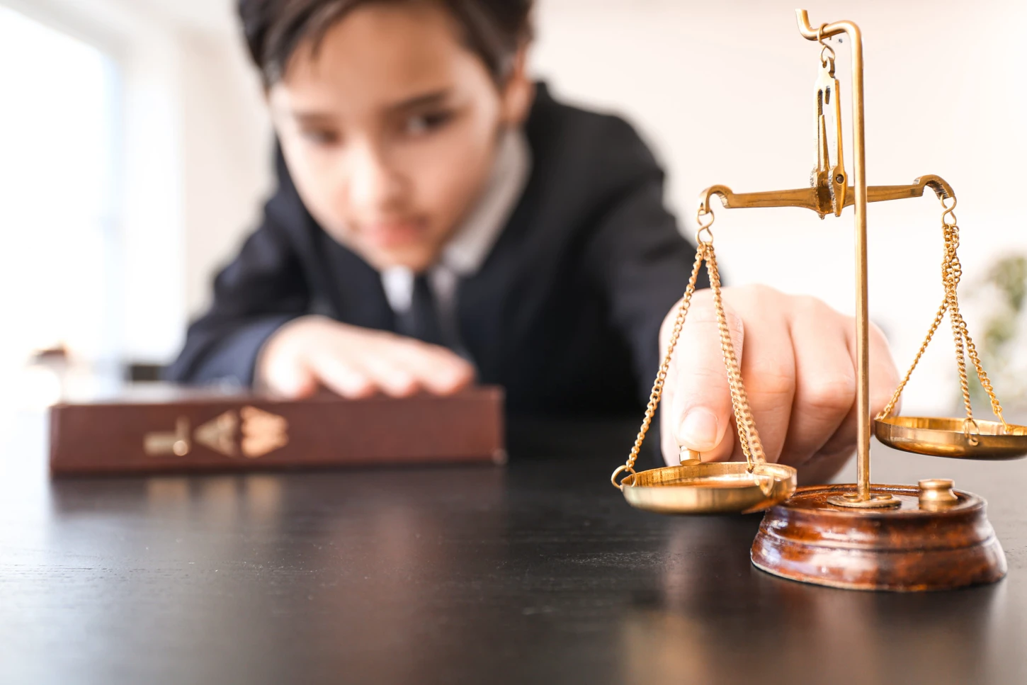 Velayet Hakkı Kimde Kalır? Boşanma ve Velayet Davalarında Tüm Hukuki Detaylar